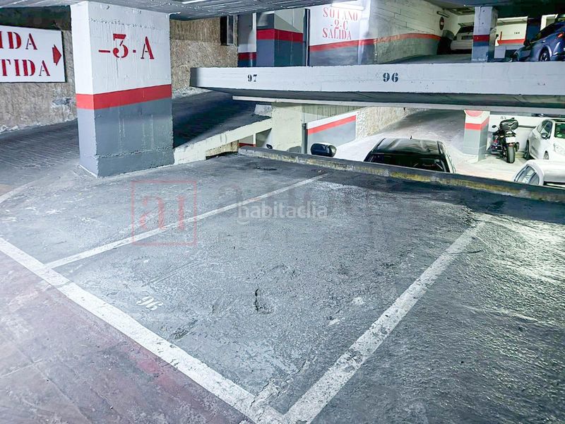 Foto ca7e2e76-902a-40c7-8766-377e5a11718a. Aparcament cotxe a Dreta de l´Eixample Barcelona