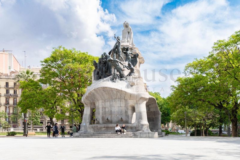 Foto dc40d54c-bb41-4268-bf47-57ef9a99c5f5. Aparcament cotxe a Dreta de l´Eixample Barcelona