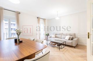 Appartement  Avenida avenida ciudad de barcelona. Piso exterior reformado con dos balcones en la zona de adelfas