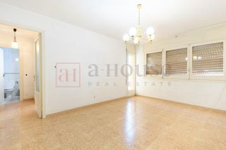 Etagenwohnung  Carrer carrer església. Piso para reformar con balcón en castelldefels centro