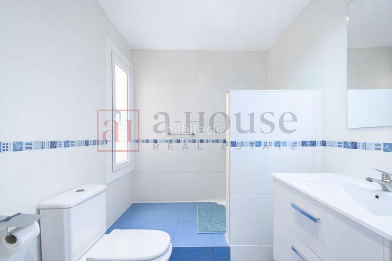 Foto 27e9d7b6-1316-4124-83fa-b4344d8770b9. Àtic amb calefacció a Llefià Badalona