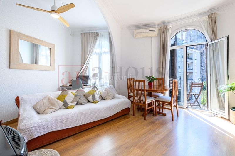 Foto 06dea79f-31bd-446a-a75b-ec1bd99cff46. Pis a Sagrada Família Barcelona