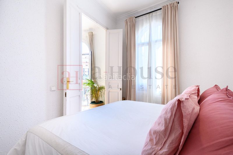 Foto bc8fd308-b9d8-4be1-ae5e-64132b70321f. Pis a Sagrada Família Barcelona