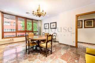 Piso  Avenida diagonal. Piso para reformar con gran terraza de 30m2 en la dreta de l eix