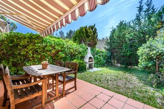 Reihenhaus in Les Botigues de Sitges. Chales adosado en les botigues de sitges