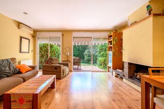 Casa adosada en El Poal. Chalet adosado en les botigues de sitges