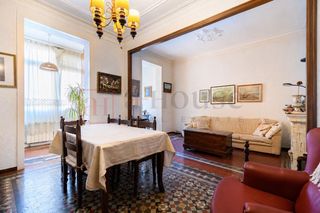 Piso  Carrer de girona. Piso exterior en calle peatonal con doble orientación y balcón e