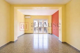 Etagenwohnung  Carrer de rocafort. Piso listo para entrar a vivir con gran balcón y doble orientaci