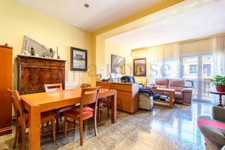 Appartement  Carrer de rocafort. Piso listo para entrar a vivir con gran balcón y doble orientaci
