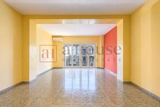 Appartement  Carrer de rocafort. Piso listo para entrar a vivir con gran balcón y doble orientaci