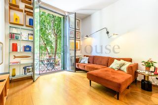 Etagenwohnung  Carrer de girona. Piso exterior en calle peatonal con doble orientación y terraza