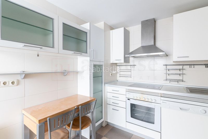 Foto b5ad8788-c3fe-4392-941d-856bfa175a5d. Pis amb calefacció aparcament piscina a Rejas Madrid