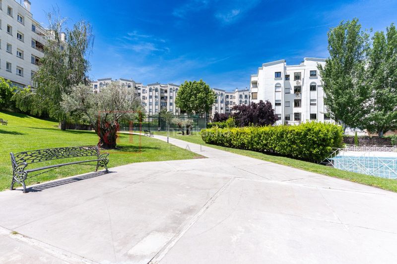 Foto ee5873c3-3af3-49dd-b345-8030c6b785f7. Pis amb calefacció aparcament piscina a Rejas Madrid