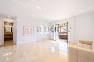 Etagenwohnung  Carrer de sardenya. Piso reformado con balcón en la sagrada familia