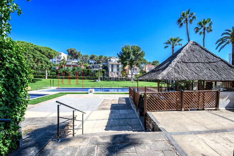 Foto cee365ea-d663-40a3-aa33-da82e2597cd8. Àtic amb calefacció aparcament piscina a Vallpineda-Santa Bàrbara Sitges