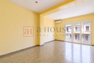 Flat in L´Antiga Esquerra de l´Eixample. Piso listo para entrar a vivir con gran balcón y doble orientaci