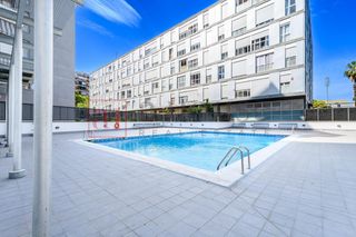 Pis a La Marina del Port. Piso listo para entrar a vviir, todo exterior con balcón y pisci