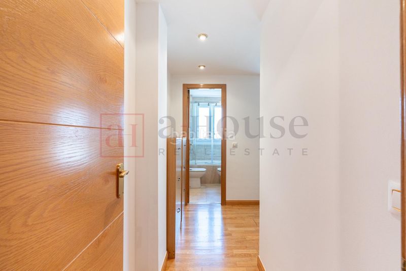 Foto ad82e326-a5d9-4329-8721-368c624d6a4a. Pis amb calefacció aparcament piscina a Sanchinarro Madrid