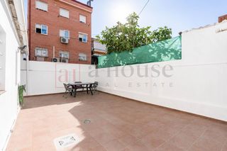 Planta baixa  Calle calle teniente ochoa olalla. Bajo con amplio patio listo para entrar a vivir en san isidro
