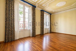 Pis  Carrer de casp. Piso todo exterior con amplio balcon, listo para entrar a vivir