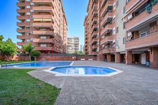 Pis  Carretera de collblanc. Piso listo para entrar a vivir, con gran balcón y piscina comuni