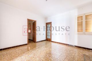 Pis  Calle de còrsega. Piso a reformar en calle corsega