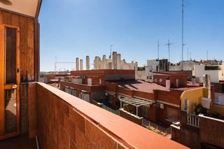 Pis  Calle embajadores. Piso con terraza  para reformar en el barrio de  acacias.