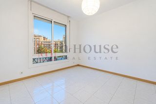 Piso  Avenida de sarrià. Piso alto y luminoso para reformar con doble orientación en la n