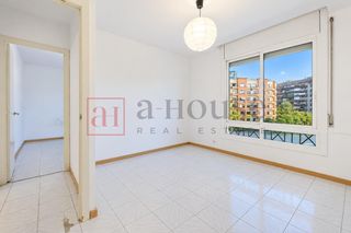 Pis  Avenida de sarrià. Piso alto y luminoso para reformar con doble orientación en la n