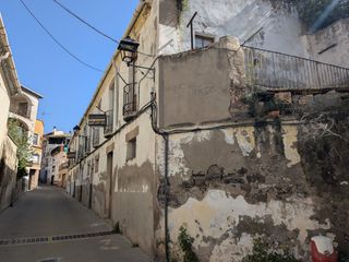 Masia  Travessia sant esteve. Casa de cantonada amb pati privat al nucli antic de sallent