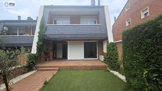 Casa adossada a Ametlla del Vallès (L´). Amplia casa adosada con piscina comunitaria  can camp