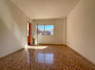 Pis a Sants. Piso de 4 habitaciones en las corts