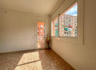 Pis a Sants. Piso de 4 habitaciones en las corts