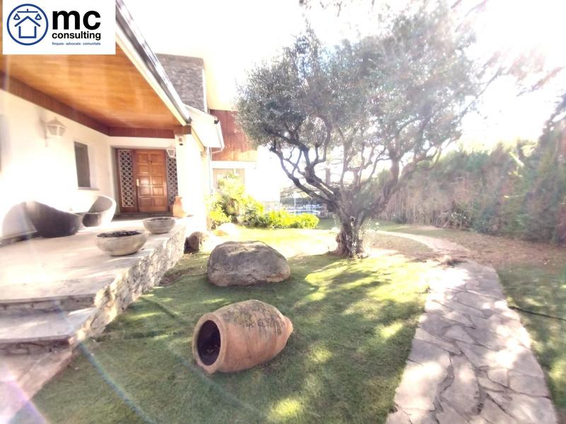 Foto 33504ab1-1d27-4002-a1d7-77d7f5c5cbc7. Chalet avec chauffage parking piscine dans Canovelles