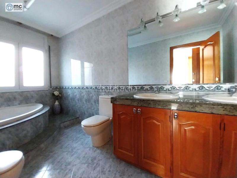 Foto 4c10838d-37c4-4a31-8156-b2b7612e1f13. Chalet con riscaldamento parcheggio piscina in Canovelles