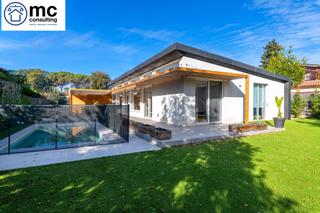 Xalet a Ametlla del Vallès (L´). Moderna, luminosa y eficiente  casa de una sola planta en zona r