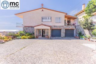 Casa a Cabrils. Exclusiva vivienda muy próxima al centro de cabrils, ideal para