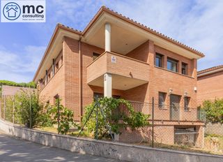 Casa  Avenida de puig i cadafalch. Exclusiva casa con dos viviendas independientes en una zona resi