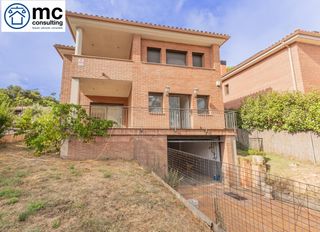 House  Avenida de puig i cadafalch. Exclusiva casa con dos viviendas independientes en una zona resi