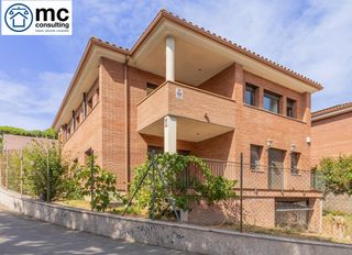 House  Avenida de puig i cadafalch. Exclusiva casa con dos viviendas independientes en una zona resi