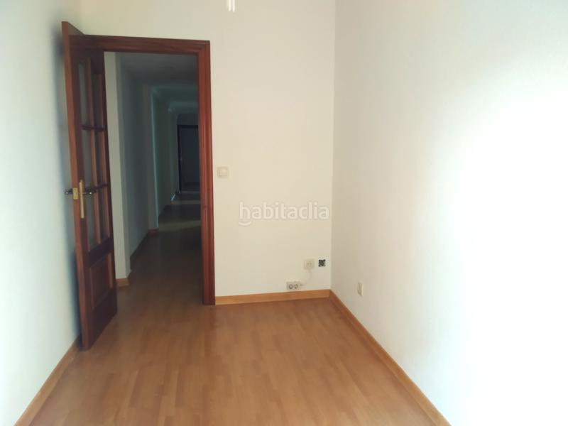 Foto 253f95f0-43d3-417d-a2d8-cfc0bb3833c7. Piso este es un piso familiar, en un barrio agradable, a un paso de hipercor, bien comunicado y con todos los servicios a tu alcance. l en Valencia