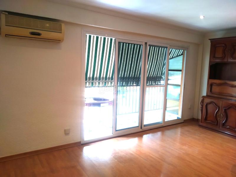 Foto 5ec62455-45d7-40d8-ae9d-f2a4d9f1d3e7. Piso este es un piso familiar, en un barrio agradable, a un paso de hipercor, bien comunicado y con todos los servicios a tu alcance. l en Valencia