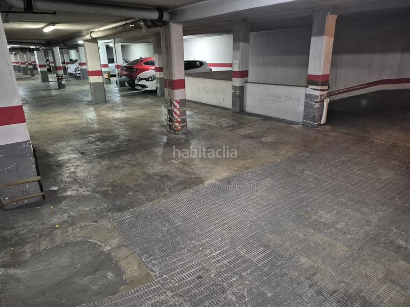 Foto 2ec8d075-e8c7-49bb-b5a9-6de19d558930. Car parking in El Botànic Valencia