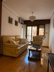 Lloguer Pis a San Nicolás. Alquiler piso 4 dormitorios con muebles junto plaza de las flore