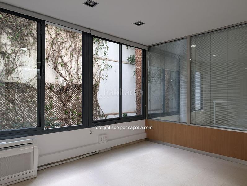 Foto 05a76cff-c5e1-44ac-8bdf-66b06bfecedd. Alquiler local comercial en ronda universitat 16 local con patio ajardinado disponible en Barcelona