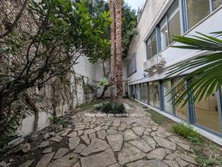 Alquiler Local Comercial en Ronda universitat 16. Local con patio ajardinado disponible