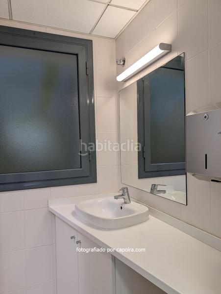 Foto 6179d19f-a577-46e9-849c-ab4f4bfbcb88. Alquiler local comercial en ronda universitat 16 local con patio ajardinado disponible en Barcelona