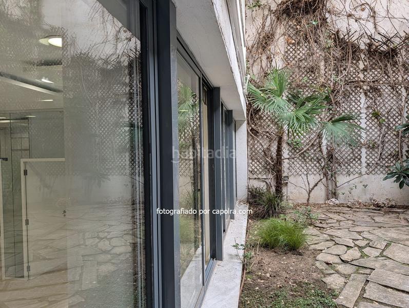 Foto 6938d400-ddb1-404e-8afc-79cd60eb0efd. Alquiler local comercial en ronda universitat 16 local con patio ajardinado disponible en Barcelona