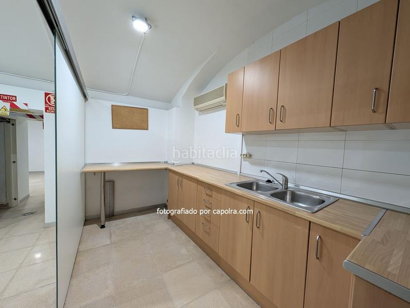 Foto 73f028fd-0697-4660-bf56-7c01d6aa4201. Alquiler local comercial en ronda universitat 16 local con patio ajardinado disponible en Barcelona