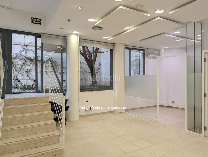 Foto 95d971c2-e236-4d97-9ece-987742ba4e84. Alquiler local comercial en ronda universitat 16 local con patio ajardinado disponible en Barcelona